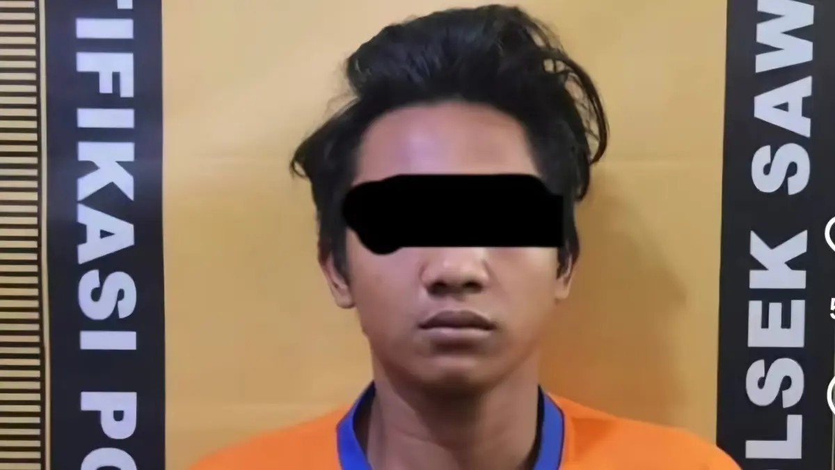 TAK BERKUTIK : Tersangka RH diamankan di Mapolsek Sawahan. Ia ketahuan saat membobol gudang spare part mobil di Jalan Kedungdoro, Surabaya. (IST/RADAR SURABAYA)