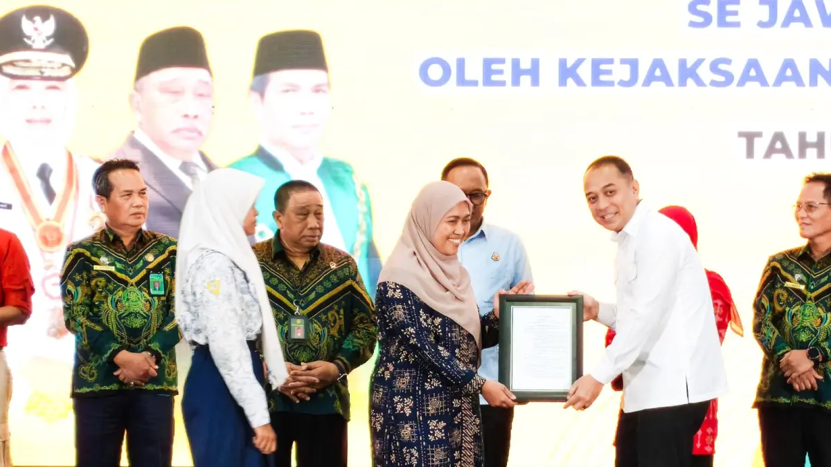 WALI ANAK: Wali Kota Surabaya, Eri Cahyadi menyerahkan Piagam kepada salah satu anak, dalam program penetapan perwalian di Convention Hall Surabaya. (ANDY SATRIA/RADAR SURABAYA)