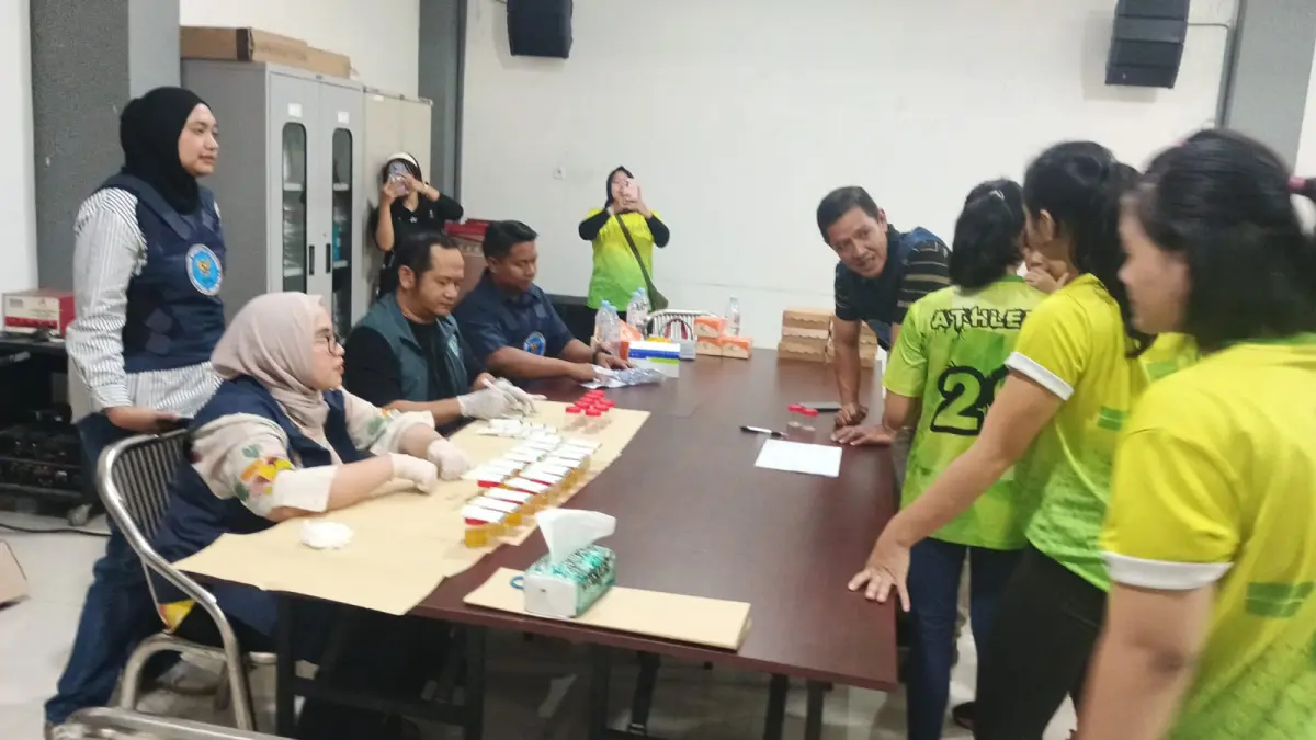 Atlet Puslatcab KONI Kota Surabaya menjalani tes narkoba di Ruang Kesehatan KONI Jatim. 