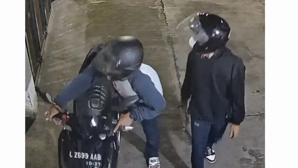 DITANGKAP: Komplotan pelaku curanmor saat terekam CCTV beraksi di Jalan Bakung, Rungkut, Surabaya. Mereka sudah enam kali beraksi.(IST/RADAR SURABAYA)
