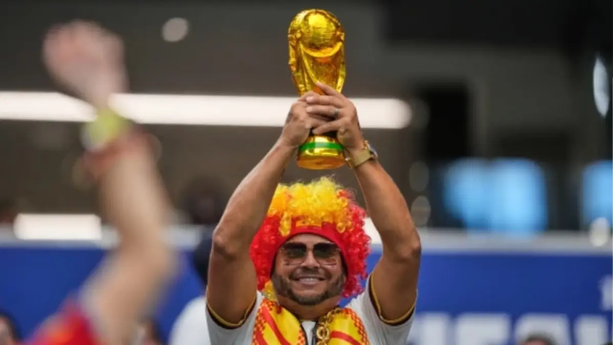 Fans Spanyol mengangkat replika trofi Piala Dunia menjelang laga final Piala Dunia 2026.(AP Photo/Ashley Landis) 