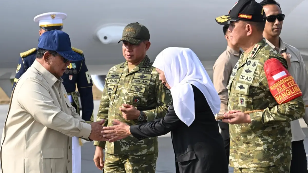 Gubernur Khofifah Indar Parawansa menyambut kedatangan Presiden Prabowo. (Biro Adpim) 