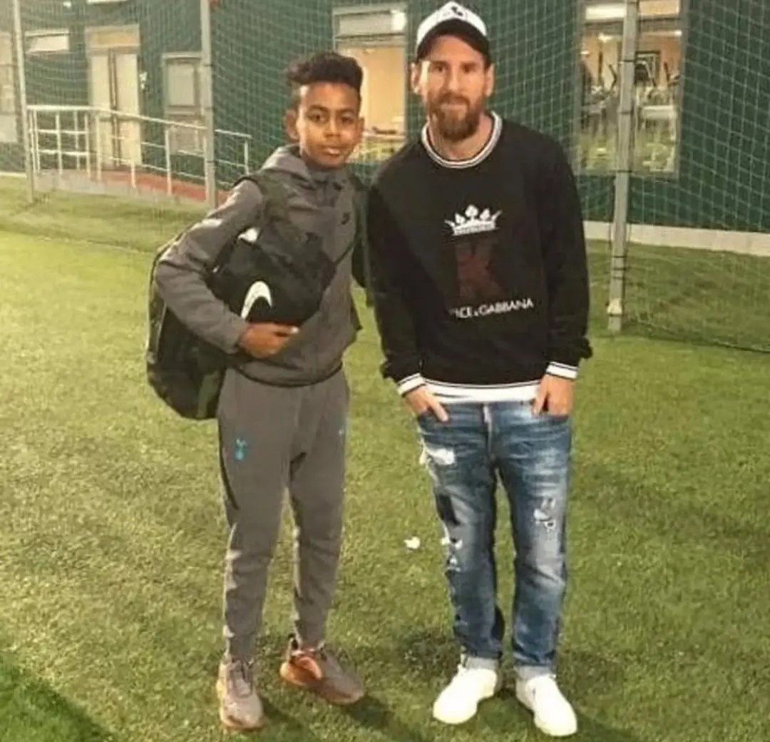 Lamine Yamal, yang saat itu sudah menjadi perhatian Barcelona, berfoto bersama Lionel Messi pada 2017. (The Guardian) 