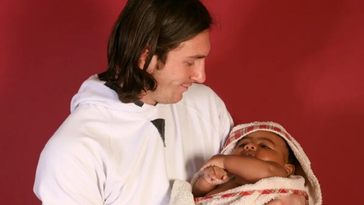 Lionel Messi menggendong seorang bayi berusia empat bulan di ruang ganti Camp Nou pada 2007. Bayi itu, tentu saja, adalah Lamine Yamal.(foto Joan Monfort) 
