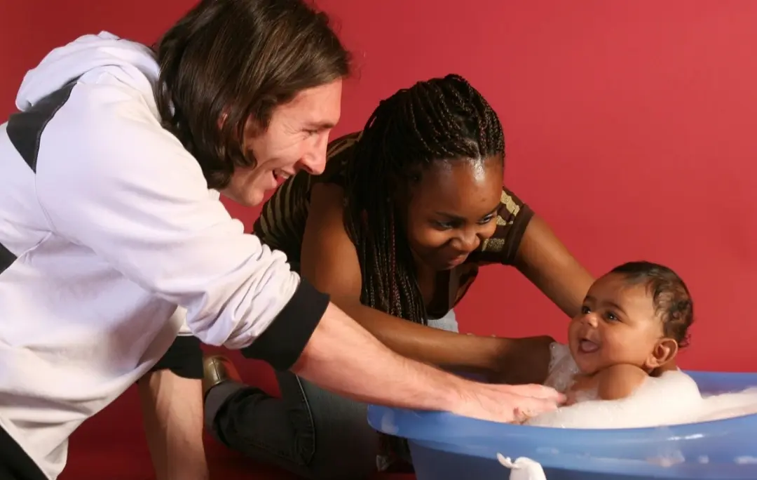 Lionel Messi, Sheila Ebana, dan bayi Lamine Yamal. (AP Photo/Joan Monfort) 