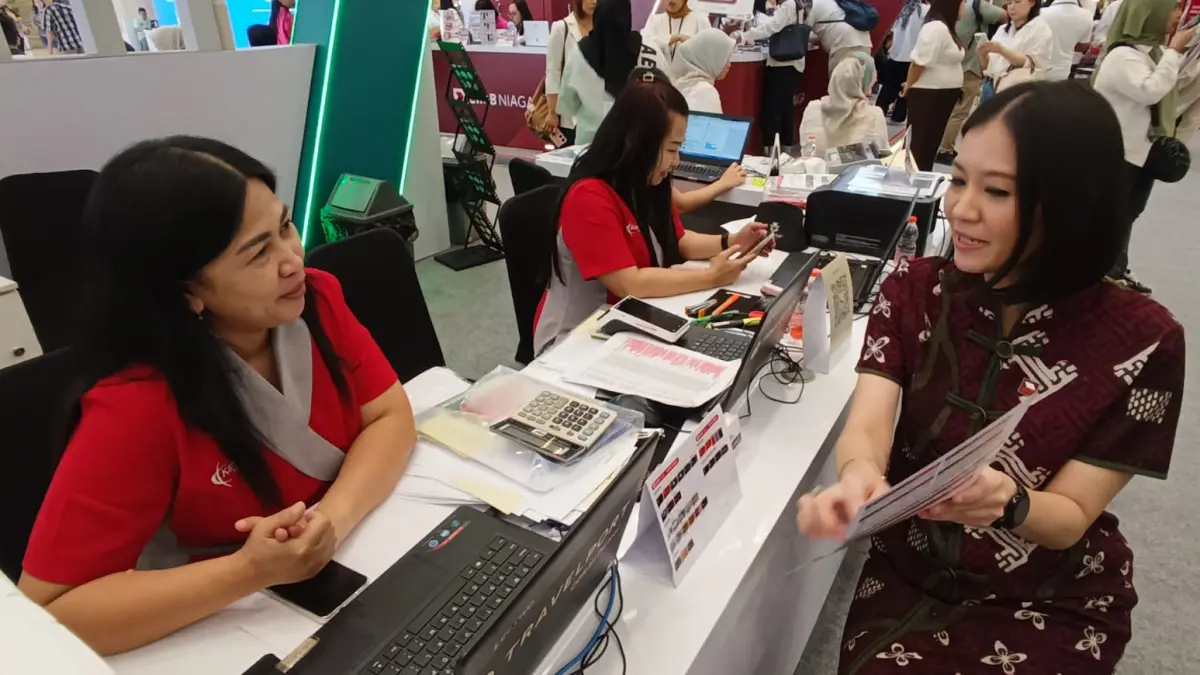 Rencanakan Liburan – Pengunjung mencari informasi mengenai paket perjalanan ke luar negeri pada Travel Fair 2026 di Tunjungan Plaza, Surabaya. (Andy Satria) 