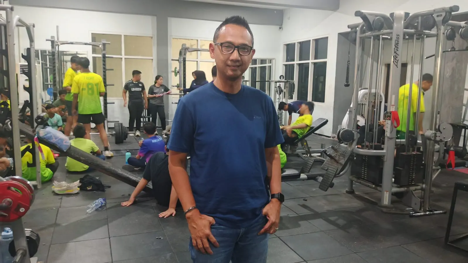 Wakil Ketua KONI Kota Surabaya Rinto Ari Rakhmanto mendampingi atlet yang menjalani tes narkoba dan tes fisik. 