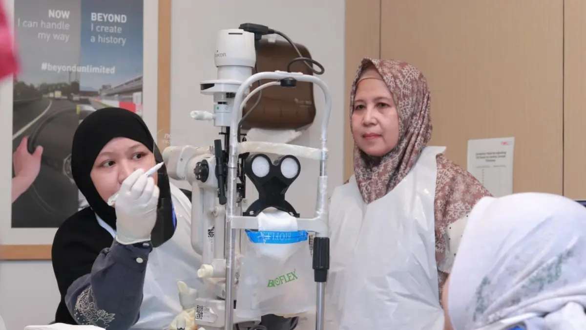 ARAHAN: Dokter Mata mendapatkan pengarahan teori sebelum dilakukan praktik penerapan teknologi lensa premium pada Operasi Katarak.(IST/RADAR SURABAYA)