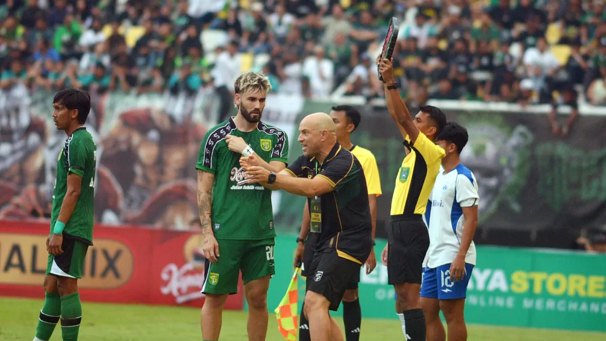 Bernardo Tavares memberikan instruksi kepada pemain Persebaya. (Andy Satria) 