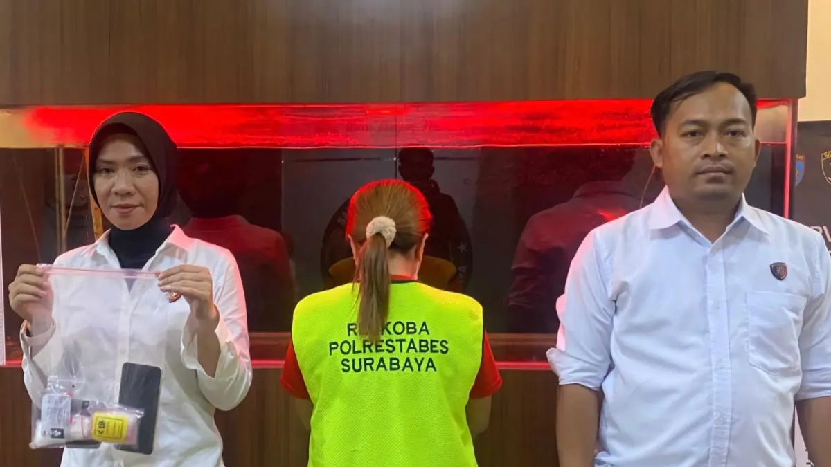 DIRINGKUS: Tersangka FR ditangkap Satresnarkoba Polrestabes Surabaya. Ia memilih menjual sabu dan pil ekstasi agar cepat punya rumah.(IST/RADAR SURABAYA)
