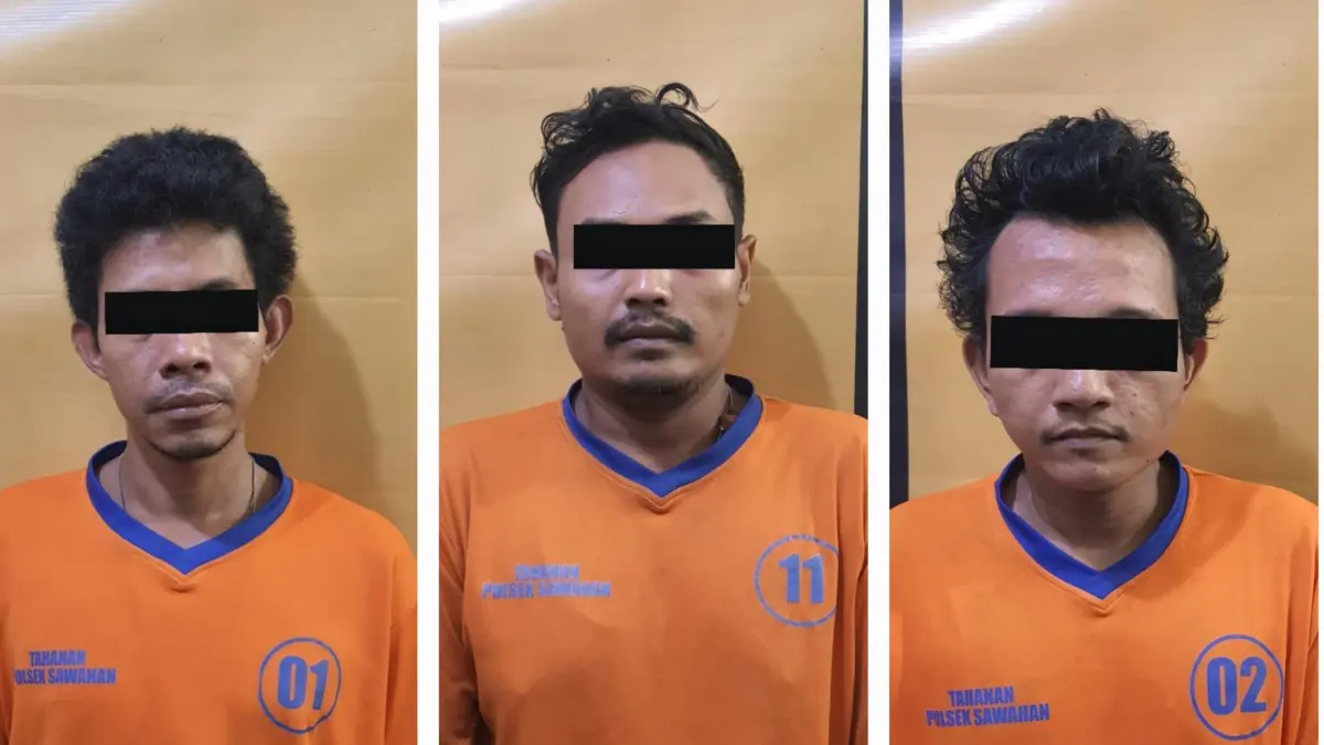 DITANGKAP: Tiga pelaku pembobolan gudang spare part mobil di Jalan Kedungdoro, Surabaya, saat diamankan Polsek Sawahan.(IST/RADAR SURABAYA)