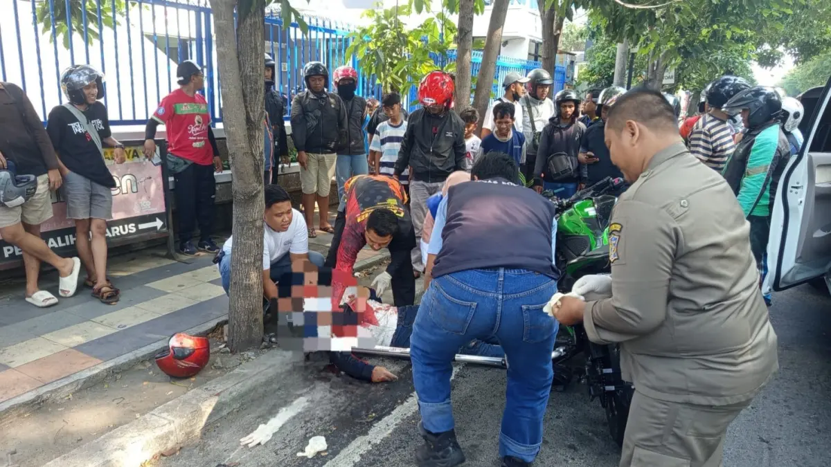 EVAKUASI: Korban MZ saat dievakuasi petugas usai terlibat kecelakaan di Jalan Diponegoro, Surabaya. (IST/RADAR SURABAYA)