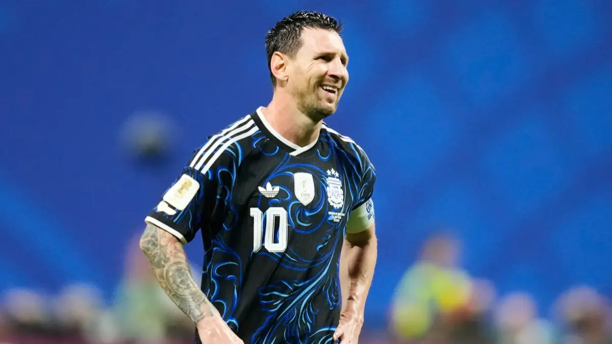 Lionel Messi incar gelar golden Ball sebagai pemain terbaik. (AP Photo/Rebecca Blackwell) 