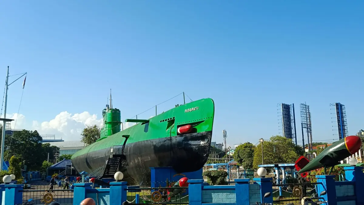 Monumen Kapal Selam alias Monkasel di tepi Sungai Kalimas. (Andy Satria/Radar Surabaya)