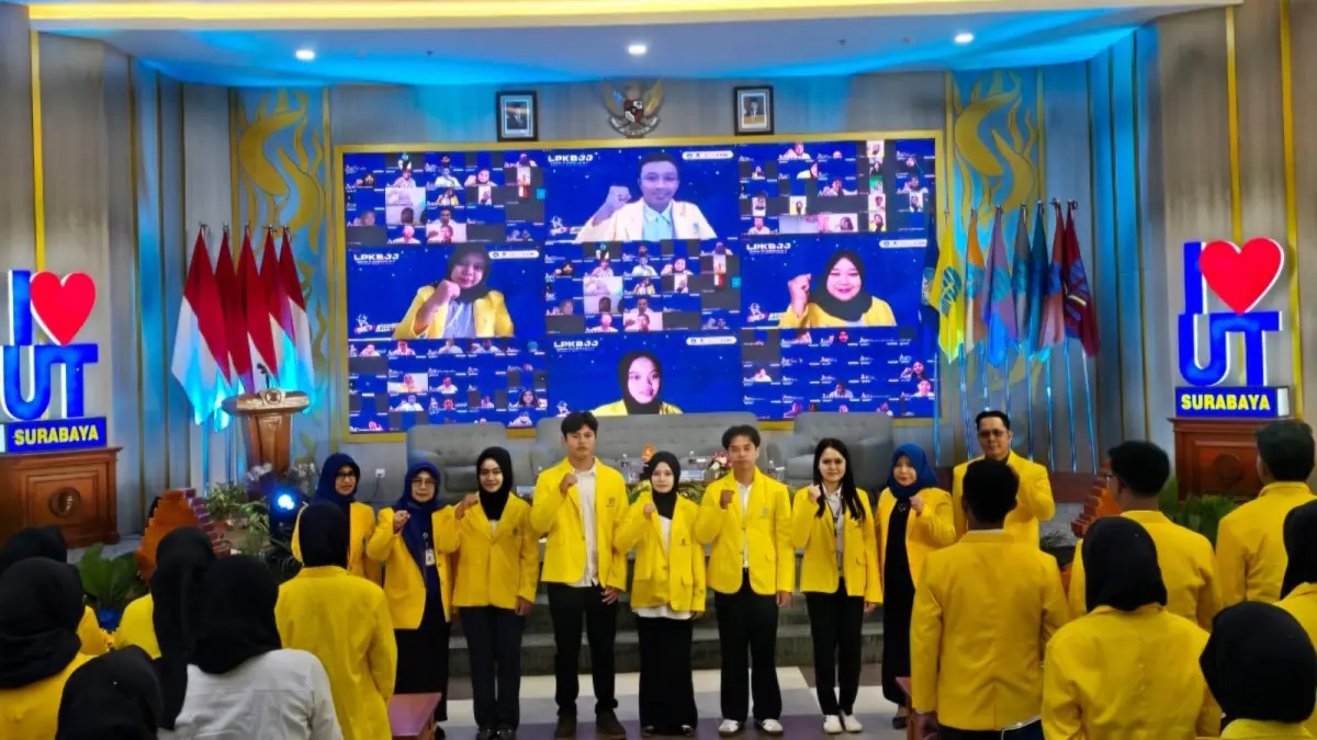 SIAP KULIAH: Orientasi Studi Mahasiswa Baru (OSMB) hybrid dan luring digelar di kantor UT Surabaya. Sebanyak 650 peserta  dan 2.000 peserta daring.(IST/RADAR SURABAYA)