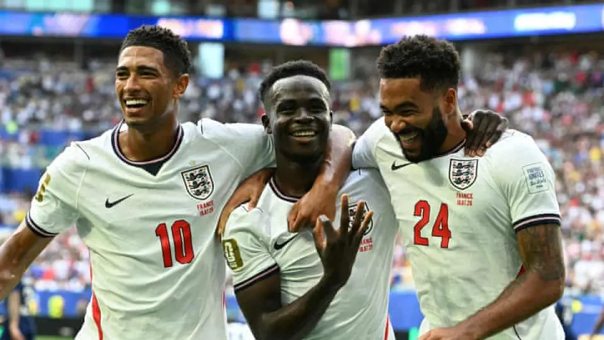 Terjemahan sesuai kaidah PUEBI:

Bukayo Saka (tengah) merayakan gol ketiganya sekaligus gol kelima Inggris bersama Jude Bellingham dan Reece James. (The Guardian)Roberto Schmidt/AFP/Getty Images). 