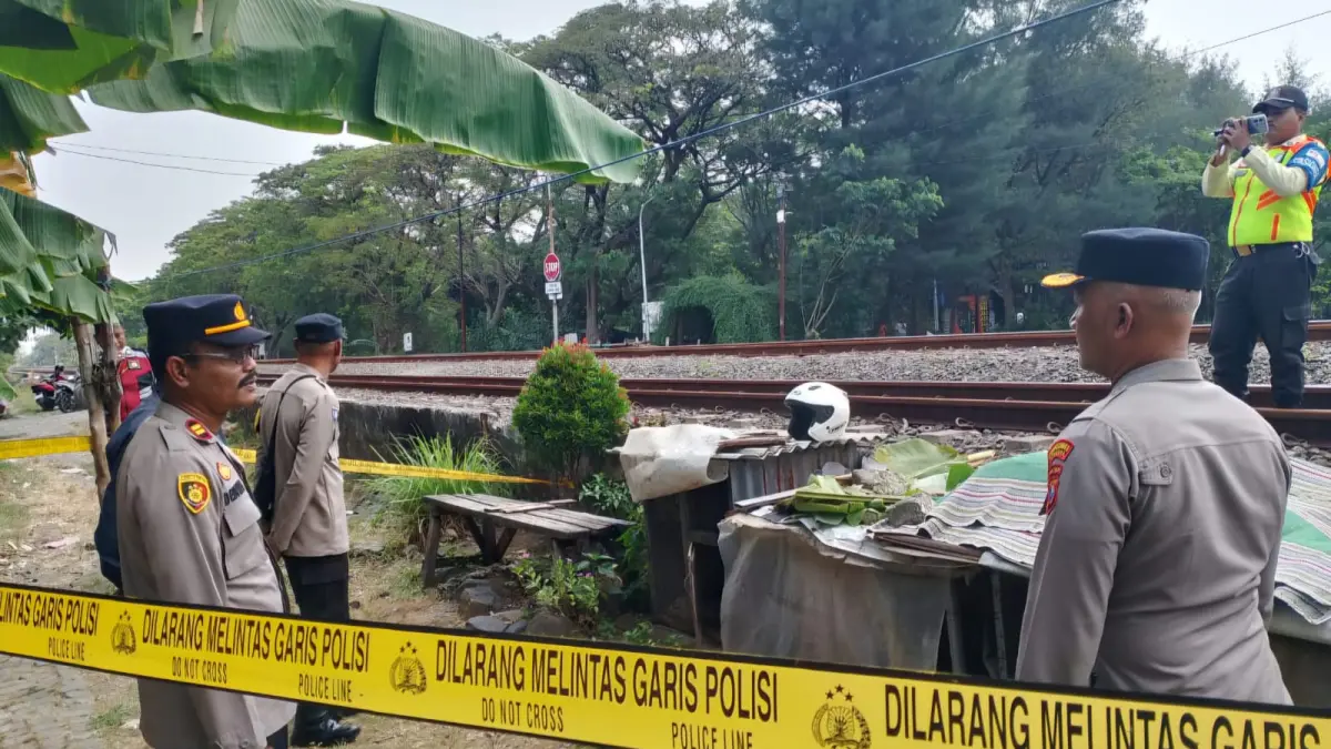 TRAGIS : Pejalan kaki AR, 72, meninggal dunia setelah tertabrak KA Jayabaya di perlintasan pintu masuk hutan kota Sidorejo, Pakal, Surabaya, Minggu (19/7).(IST/RADAR SURABAYA)