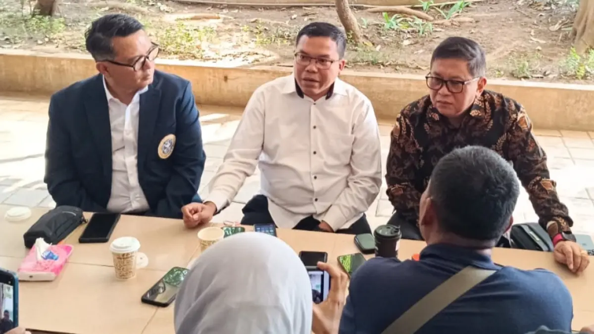 BERI KETERANGAN: Pangi Syarwi Chaniago (tengah) bersama Sekjend PDIP, Hasto Kristiyanto (kanan) memberikan keterangan, sebelum dilaksanakan ujian terbuka di FISIP Unair, Senin (20/7).(Andy Satria) 