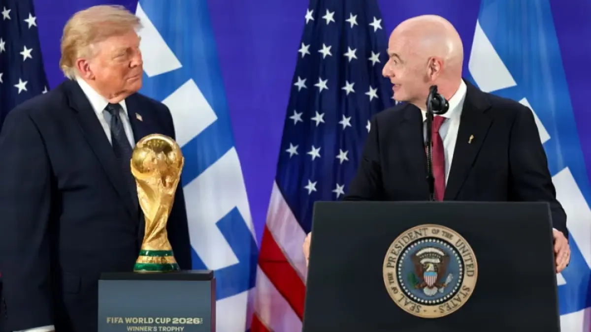 Gianni Infantino bersama Donald Trump dalam acara resepsi final Piala Dunia di Trump Tower, Jumat (17/7) di New York.(Ira L. Black/FIFA/Getty Images). 