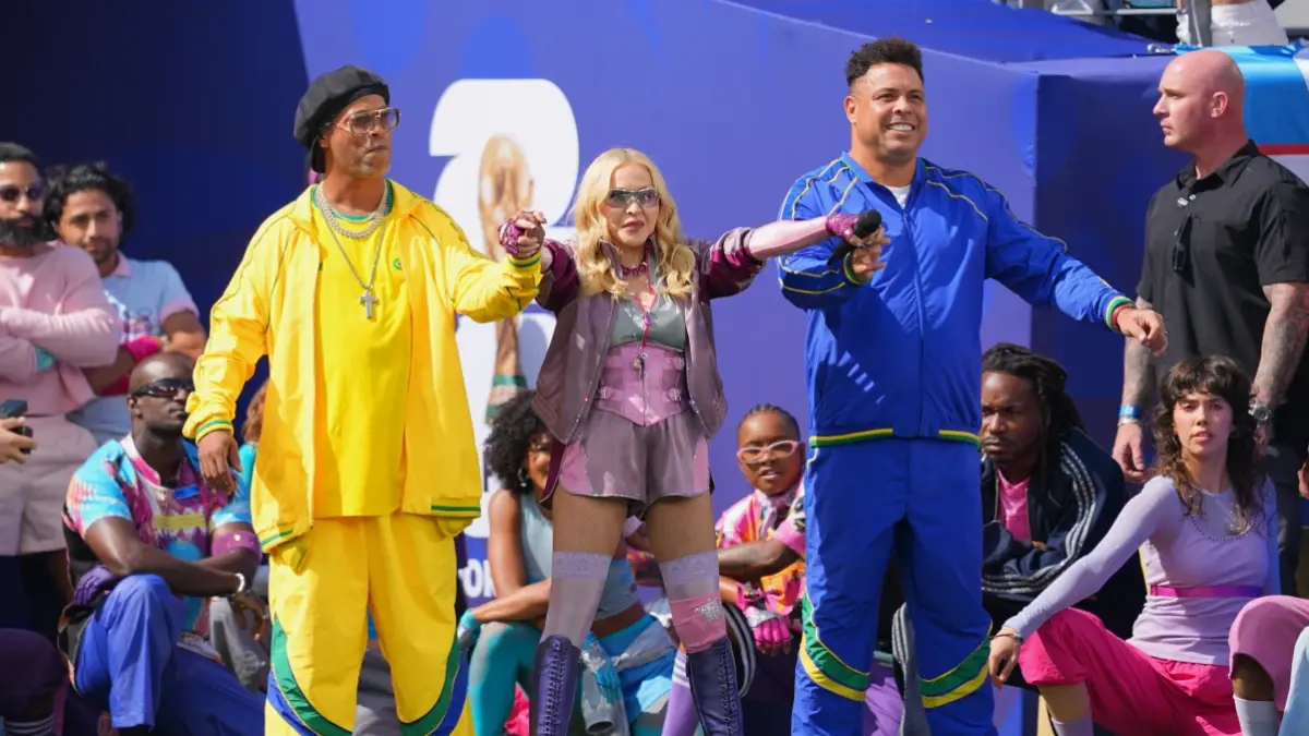 Madonna tampil didampingi Ronaldinho dan Ronaldo. (AP Photo/Julio Cortez). 