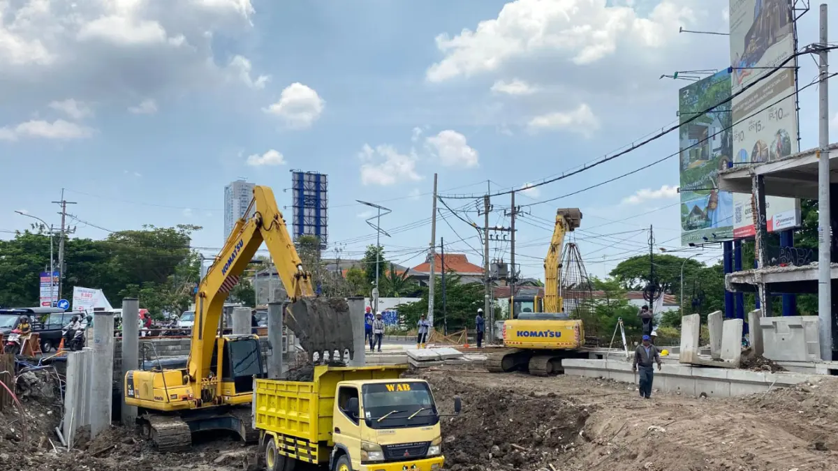 Pembangunan jalan raya di kawasan Wiyung Surabaya. (IST)