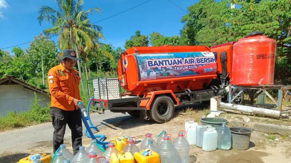 PENCEGAHAN: BPBD melakukan dropping air bersih di beberapa daerah kekeringan.