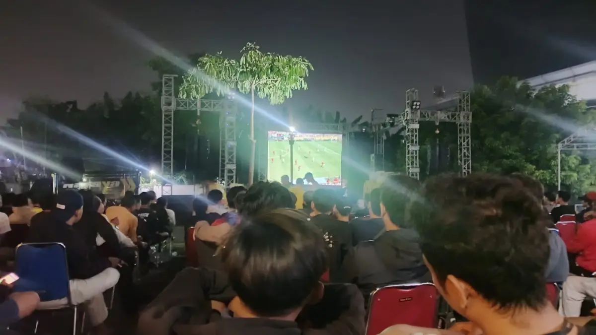 RAMAI: AMPG Jatim menggelar nobar final Piala Dunia di halaman Kantor DPD Partai Golkar Jawa Timur. (MUS PURMADANI/RADAR SURABAYA)
