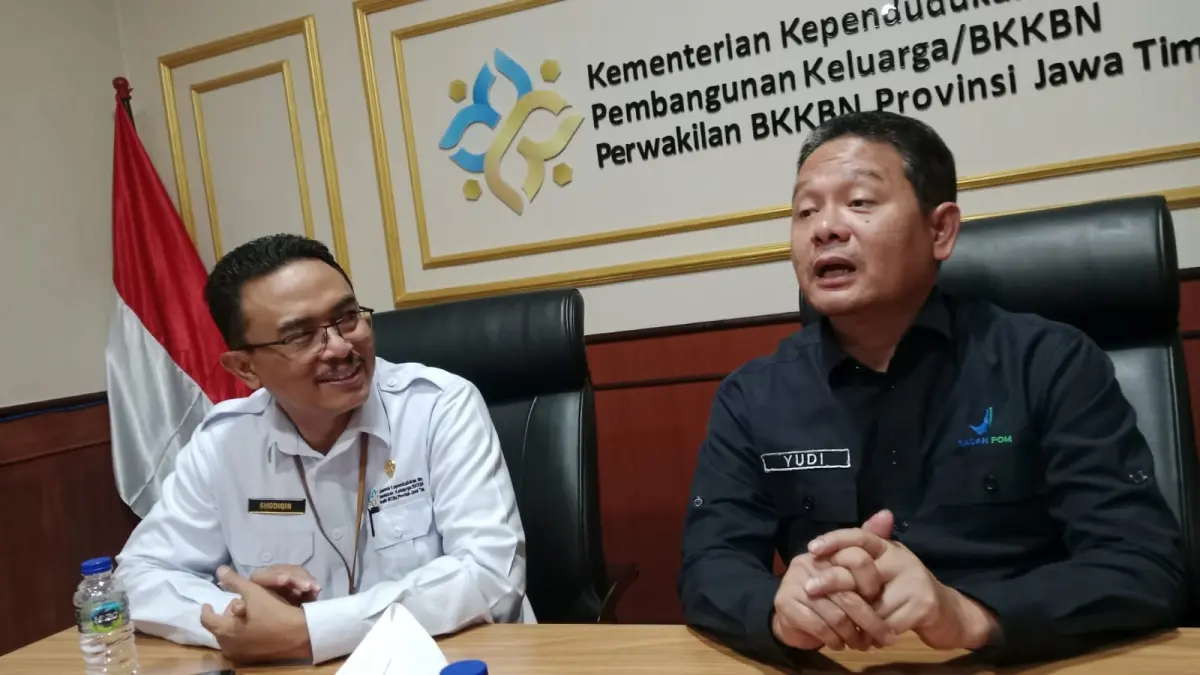 

SINERGIS: Kepala Perwakilan BKKBN Provinsi Jawa Timur, Shodiqin (kiri) bersama Kepala Balai Besar POM (BBPOM) Yudi Noviandi. (Mus Purmadani/Radar Surabaya)