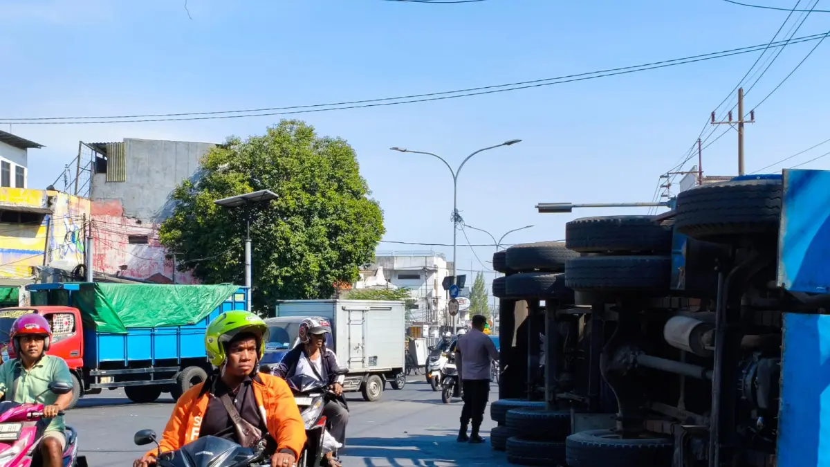 TUTUP JALAN: Truk kontainer yang terguling di Jalan Kapasan, Surabaya.(IST/RADAR SURABAYA)