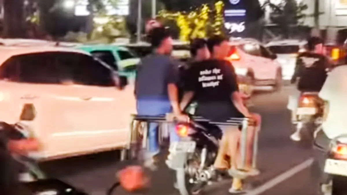 

ATRAKSI: Sekelompok pemuda berkendara motor dengan empat orang yang menambahkan bangku panjang di bagian jok belakang motor melintas di Jalan Embong Malang, Surabaya. (Foto: @iki.surabaya)