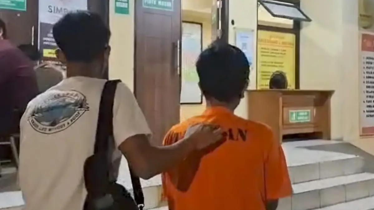 DIAMANKAN: Tersangka begal payudara di Jalan Bulak Banteng Lor, Surabaya, saat ditetapkan tersangka dan ditahan Satreskrim Polres Pelabuhan Tanjung Perak. (IST/RADAR SURABAYA)