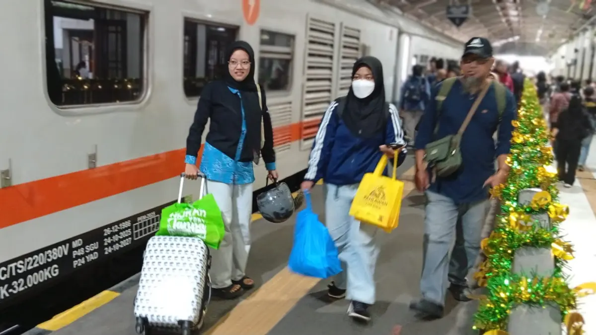 Penumpang KA Jarak Jauh di Stasiun Surabaya Gubeng kini dapat langsung melanjutkan perjalanan menggunakan layanan KA Commuter yang telah terintegrasi. (Rahmat Sudrajat/Radar Surabaya) 