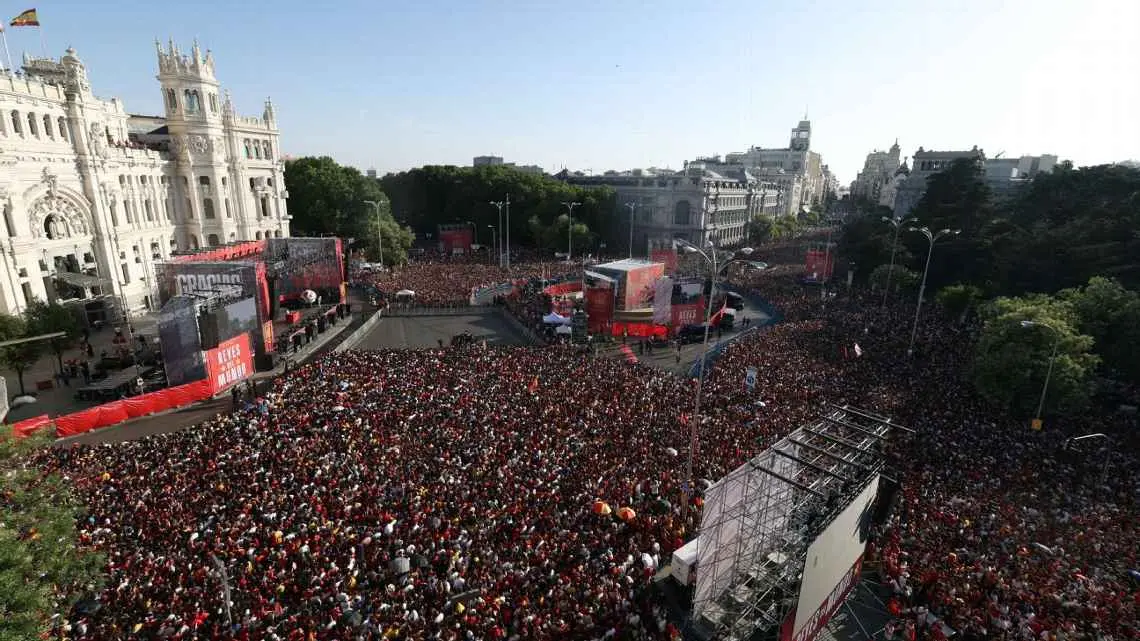 Ribuan suporter memadati Lapangan Cibeles sejak awal untuk menantikan kedatangan tim. Photo by Pierre-Philippe MARCOU / AFP via Getty Images