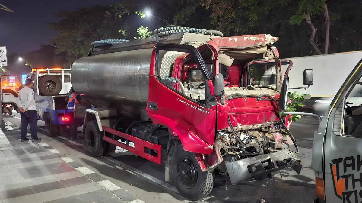 RINGSEK: Kecelakaan truk tangki dan truk pasir di Jalan Ahmad Yani, Surabaya. Nampak bagian depan truk tangki ringsek.(IST/RADAR SURABAYA)