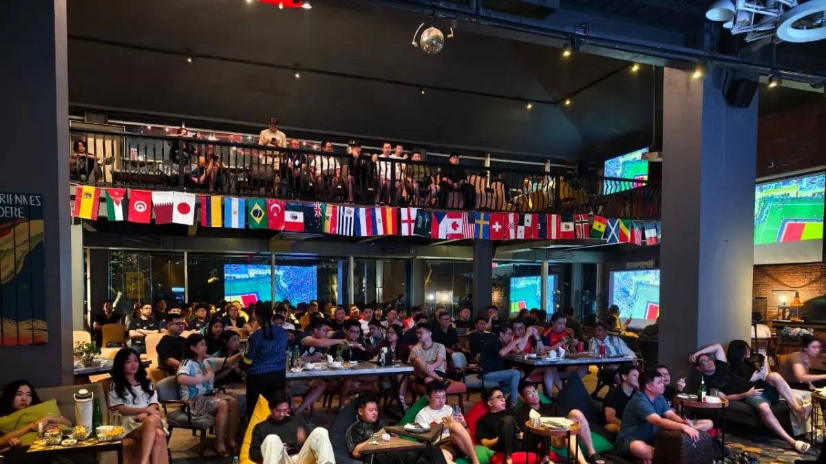 Suasana nonton bareng final Piala Dunia 2026 di The Avenue Lounge Bar, Java Paragon Hotel & Residences Surabaya. (IST)