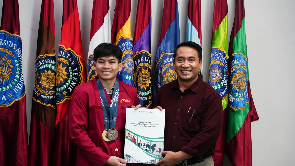 TERIMA BONUS: Putra Tri Ramadhani (kiri) menerima bonus dari Rektor Umsura, Mundakir, setelah berhasil meraih medali emas pada ajang World Climbing Series 2026 di Republik Ceko. Penyerahan bonus dilakukan di kampus Umsura, Selasa (21/7).