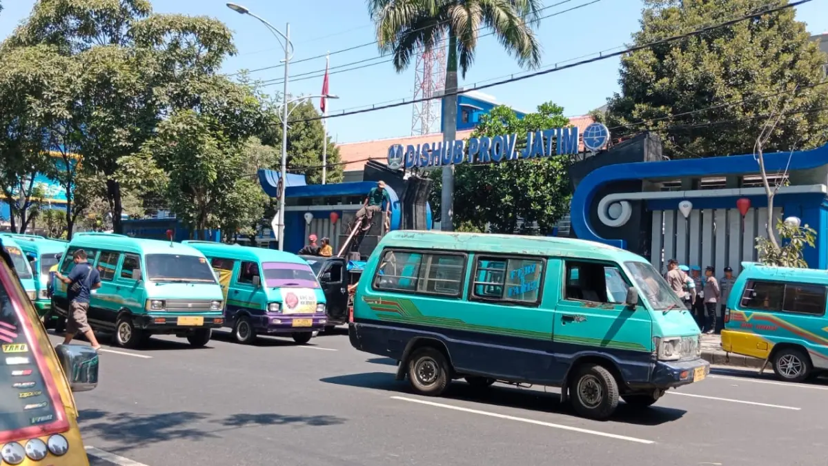 DEMO: Ratusan sopir angkot menggelar aksi unjuk rasa di depan Kantor Dishub Jatim menuntut evaluasi kebijakan Transit Bus Trans Jatim di Medaeng, Sidoarjo.