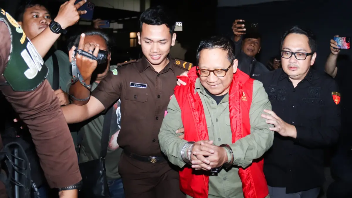 DIGELANDANG: Mantan Dirut KBS 2016-2024, CA, digelandang anggota dan ditetapkan sebagai tersangka kasus korupsi, setelah diperiksa di Kejati Jatim, Selasa (21/7) malam.(IST/RADAR SURABAYA)