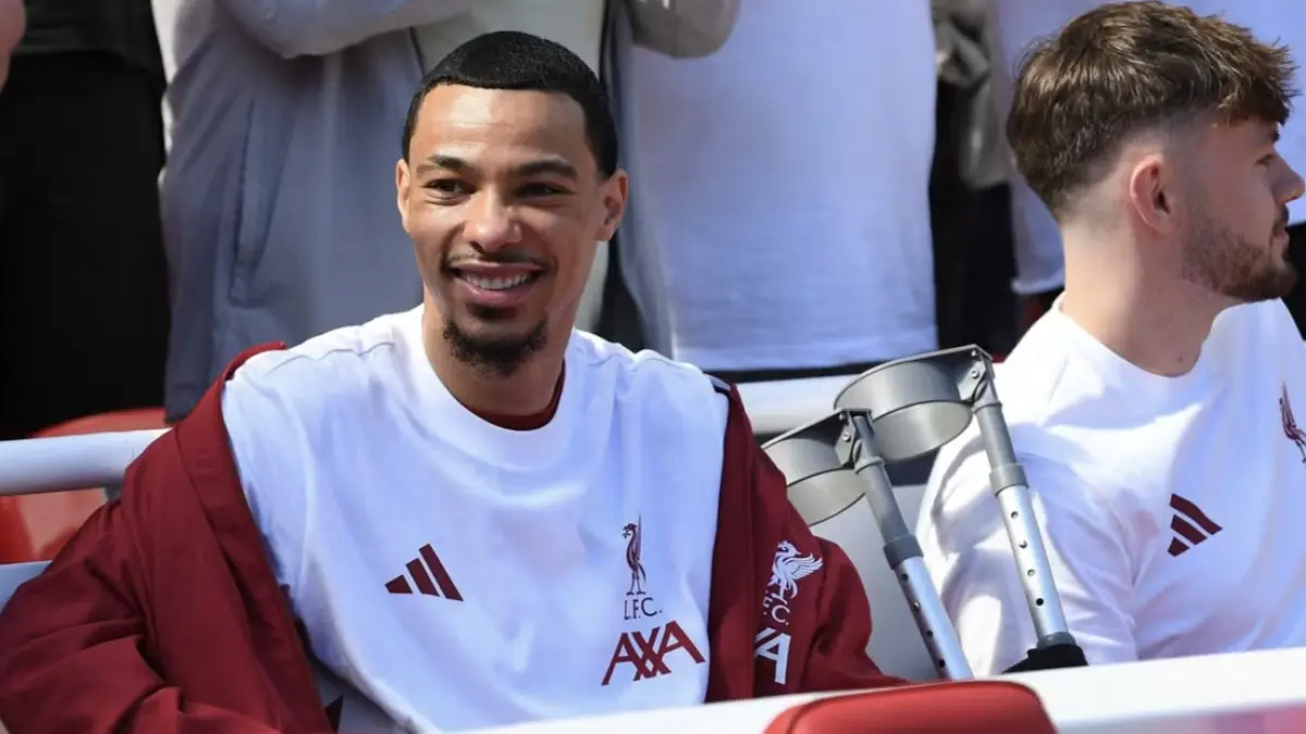 Hugo Ekitike masih lama menjalani perawatan cedera. (liverpoolfc.com) 