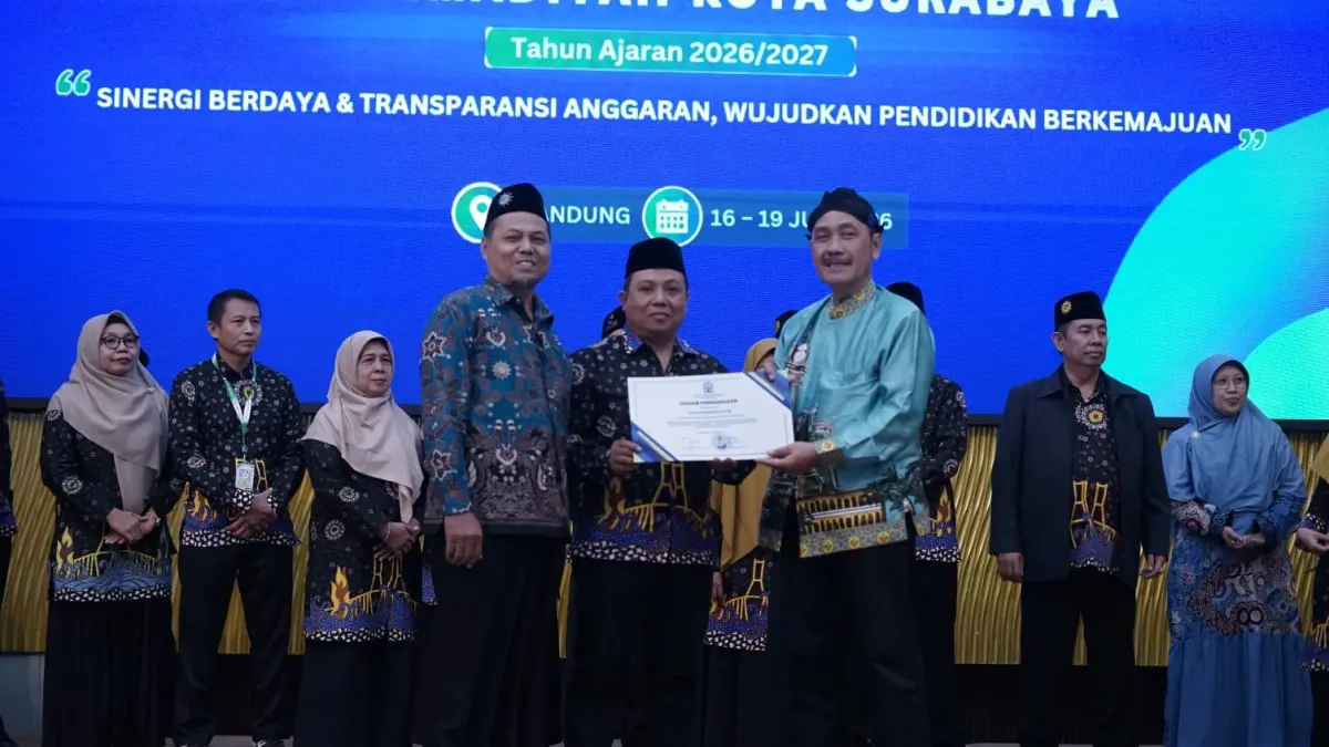 KEBERHASILAN: Kepala MIM Dupan Rohim, S.H.I., M.Pd., menerima penghargaan setelah berhasil meningkatkan jumlah peserta didik baru Tahun Ajaran 2026/2027.(IST/RADAR SURABAYA)