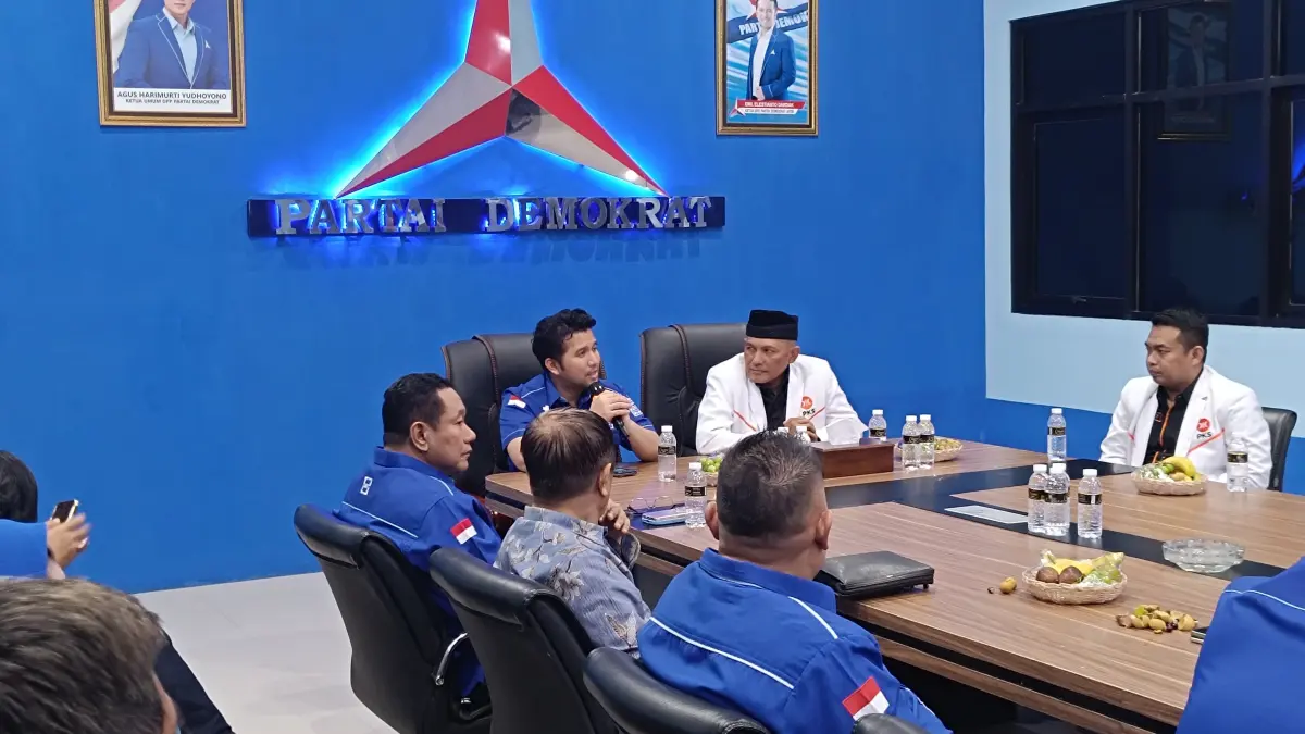 KONSOLIDASI: Ketua DPD Partai Demokrat Jatim, Emil Elestianto Dardak (tiga dari kanan) menerima kunjungan DPW PKS di kantor partai.(IST/RADAR SURABAYA)