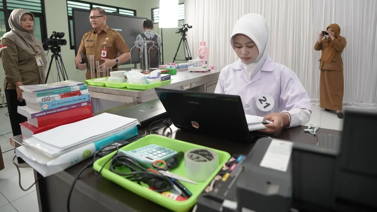 OPTIMISTIS: Kepala Dindik Jatim Aries Agung Paewai meninjau langsung kesiapan kontingen Jawa Timur yang akan berlaga pada LKS Dikmen Tingkat Nasional 2026.
