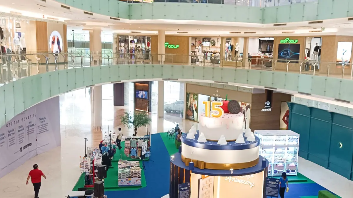 Sejumlah pengunjung menikmati instalasi Giant Cake dengan tinggi 5,5 meter, dengan berfoto hingga menuliskan kenangan selama berkunjung ke Ciputra World Surabaya. Instalasi tersebut dipasang oleh pihak mal, untuk memeriahkan anniversary ke 15. (ANDY SATRIA/RADAR SURABAYA)