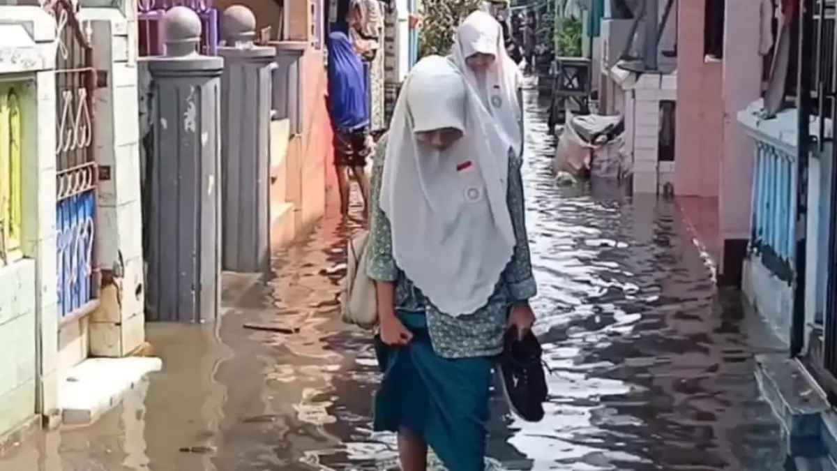 Banjir rob yang menggenangi kawasan Kalianak, Surabaya, beberapa waktu lalu. (Rahmat Sudrajat/Radar Surabaya) 
