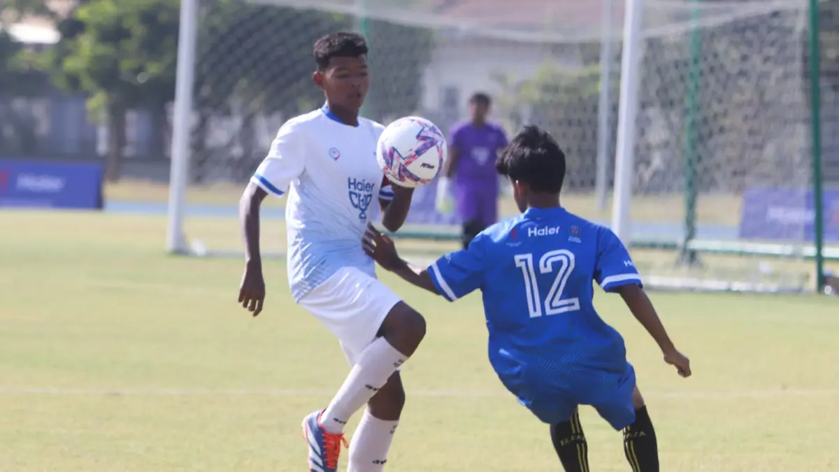 BIBIT MUDA: Dua tim peserta turnamen U-16 bertanding di Lapangan Sepak Bola Pasiran, Surabaya, Kamis (23/7). (Andy Satria/Radar Surabaya) 