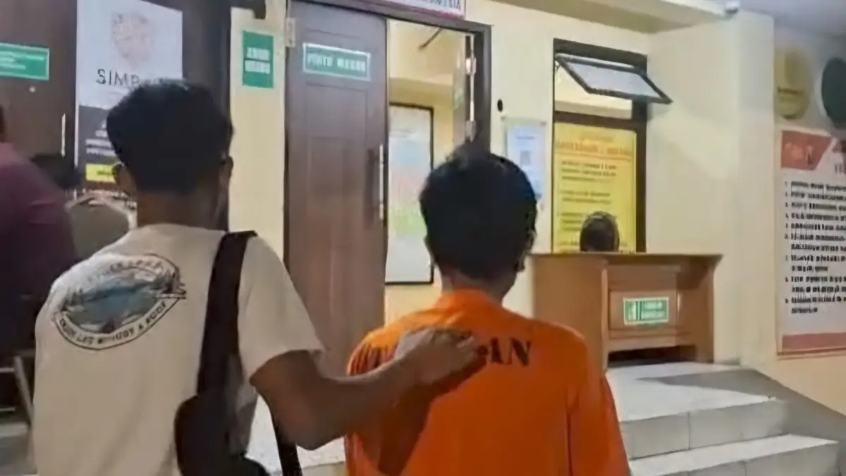 DIAMANKAN: Tersangka begal payudara HS saat ditahan Satreskrim Polres Pelabuhan Tanjung Perak. Ia mengaku sembilan kali beraksi di wilayah Surabaya.(IST/RADAR SURABAYA)