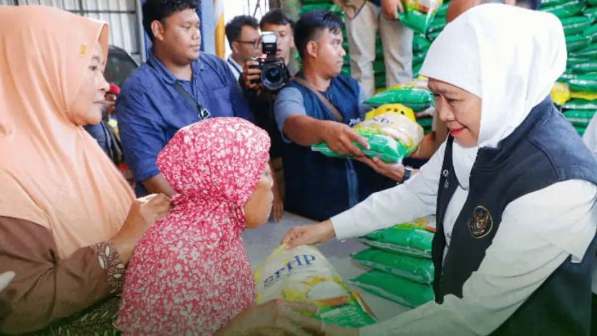 Gubernur Khofifah memberikan bantuan kepada lansia di Kabupatan Sampang.(Biro Adpim Pemprov Jatim).