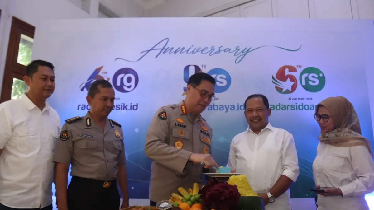 Kepala Bidang Hubungan Masyarakat (Kabid Humas) Polda Jawa Timur, Kombes Pol Jules Abraham Abast, saat menghadiri Open House Hari Ulang Tahun (HUT) ke-9 Radar Surabaya.id serta HUT ke-6 Radar Gresik.id dan Radar Sidoarjo.id. (Andy Satria/Radar Surabaya) ‎ ‎