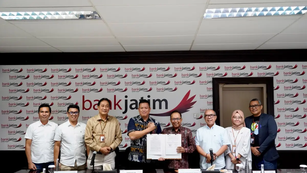KERJA SAMA: Penandatanganan perjanjian kerja sama oleh Direktur Menengah, Korporasi & Kelembagaan Bank Jatim Arif Suhirman (empat dari kanan) dan Direktur Dana & Treasury Bank NTT Heru Helbianto (empat dari kiri). (IST/RADAR SURABAYA)