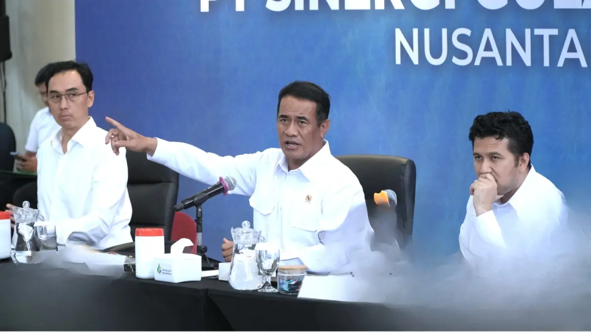 Menteri Pertanian Andi Amran Sulaiman (tengah) saat melakukan kunjungan kerja ke Kantor Pusat PT Sinergi Gula Nusantara (SGN) di Surabaya.